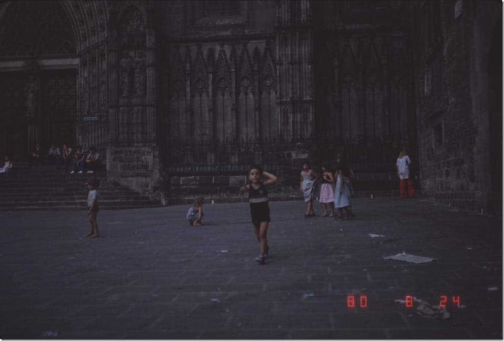 1980-08-24　Barcelona　カテドラル前広場で遊ぶ子供たち